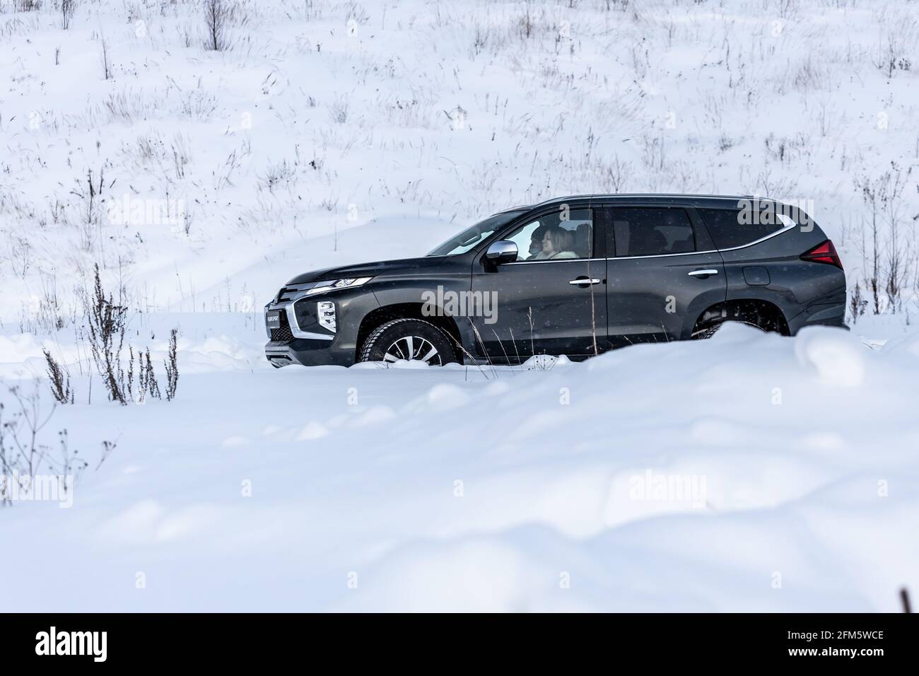 Moscou, Russie - 17 février 2021 : tout nouveau Mitsubishi Pajero Sport. vus à facettes. Vue latérale et arrière. L'hiver, la voiture conduit tout-terrain... Banque D'Images