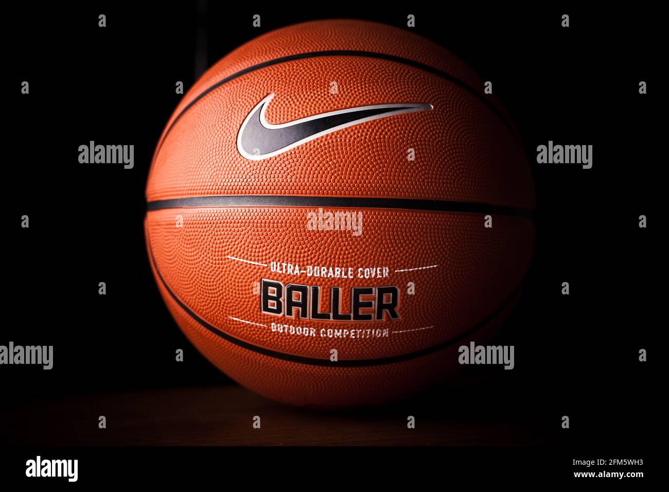 Marque Nike, ballon de basket-ball Nike Baller. Ballon d'extérieur en  caoutchouc orange, housse ultra-résistante, gros plan sur fond noir Photo  Stock - Alamy
