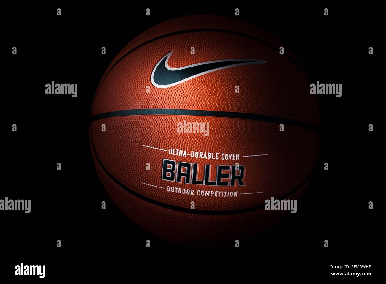 Marque Nike, ballon de basket-ball Nike Baller. Ballon d'extérieur en  caoutchouc orange, housse ultra-résistante, gros plan sur fond noir Photo  Stock - Alamy