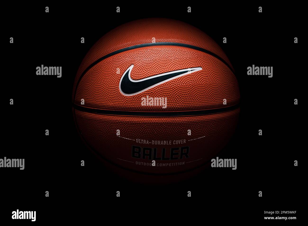 Marque Nike, ballon de basket-ball Nike Baller. Ballon d'extérieur en  caoutchouc orange, housse ultra-résistante, gros plan sur fond noir Photo  Stock - Alamy