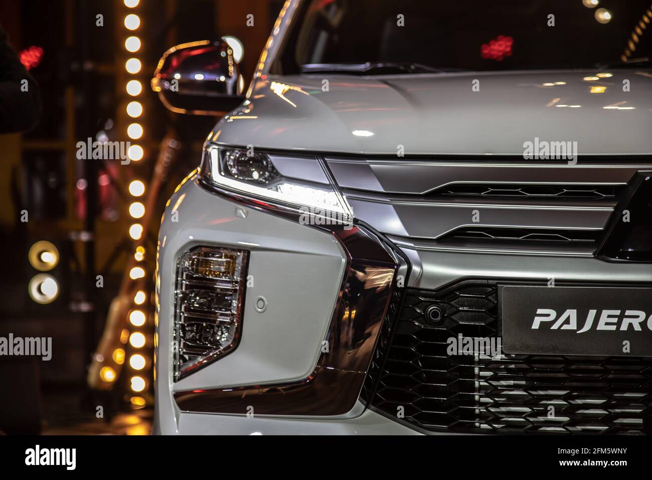 Moscou, Russie - 17 février 2021 : tout nouveau Mitsubishi Pajero Sport. Montero. Béquille de stationnement, lumière sombre. Banque D'Images