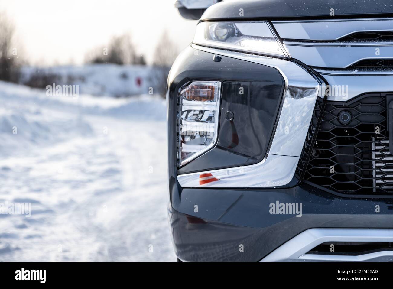 Moscou, Russie - 17 février 2021 : tout nouveau Mitsubishi Pajero Sport. Détails. Gros plan de ..phares à LED, pare-chocs, capot, grille de radiateur, feux arrière, ailes latérales, rétroviseurs. Banque D'Images