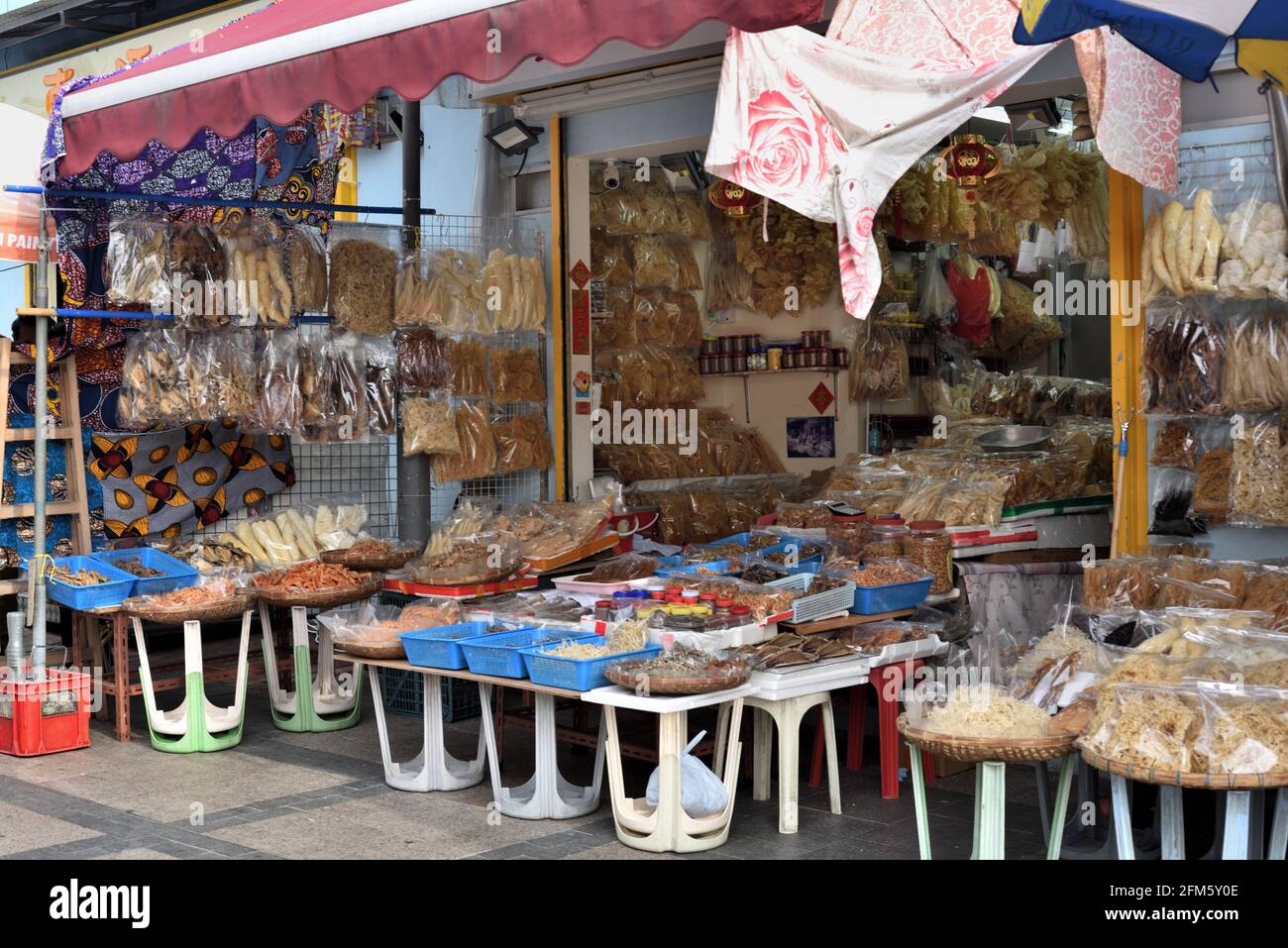 Boutique de rue à Cheung Chau vendant toutes sortes de secs fruits de mer Banque D'Images