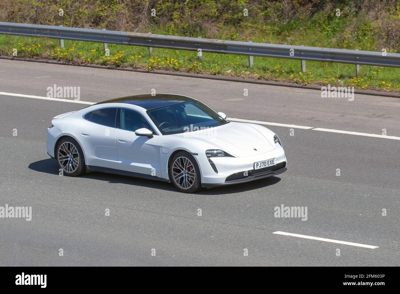 2020 blanc Porsche Taycan 45 93Kwh £88k performance EV, luxueuse voiture de sport à quatre places; circulation automobile électrique, véhicules en mouvement, voitures, conduite de véhicules sur les routes britanniques, moteurs, conduite sur l'autoroute M6 réseau routier britannique. Banque D'Images