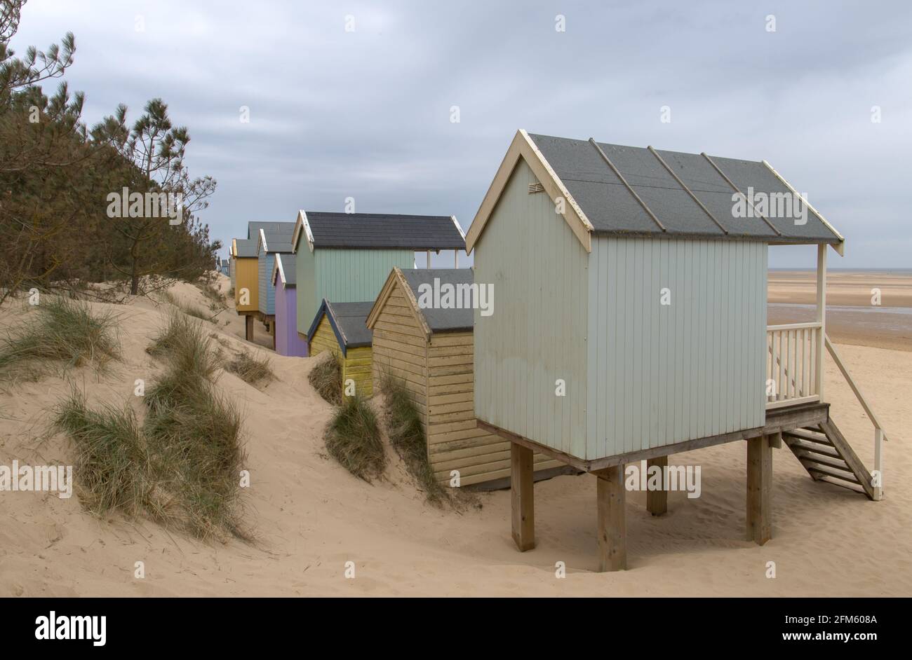 Vue différente des cabanes de plage sous un ciel sombre sur la plage de Wells-Next-Sea à Norfolk. Banque D'Images