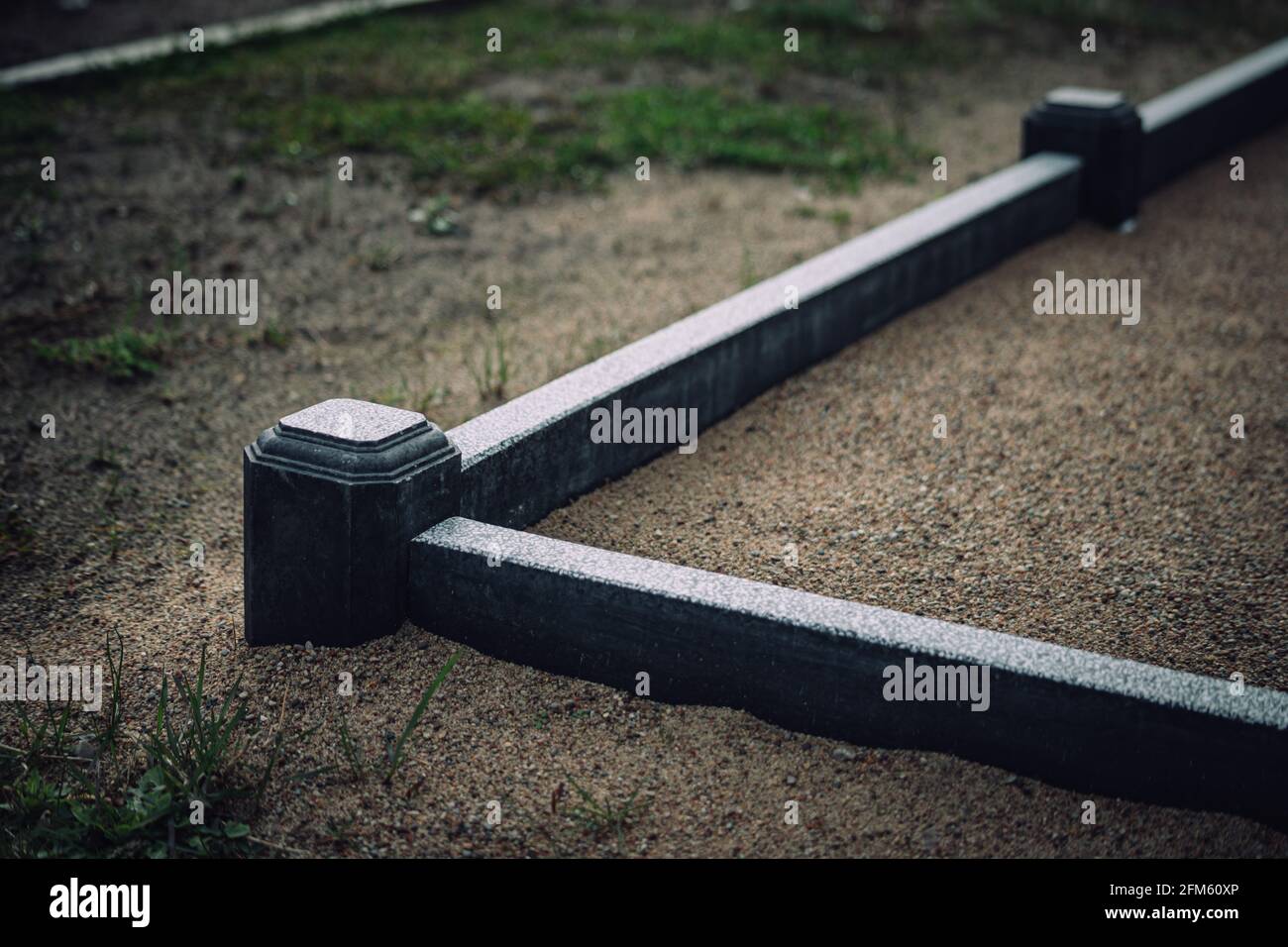 bordure de la tombe en béton. Gravier à l'intérieur. Banque D'Images