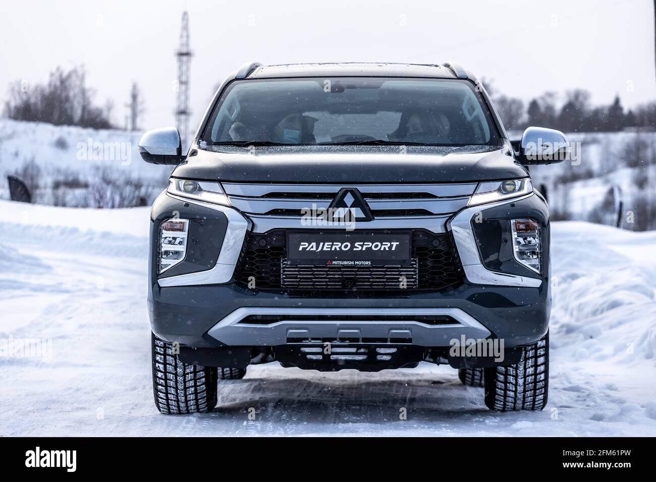 Moscou, Russie - 17 février 2021 : tout nouveau Mitsubishi Pajero Sport.  vus à facettes. ..hiver, la voiture est en tout-terrain. L'avant du SUV mis  à jour Photo Stock - Alamy