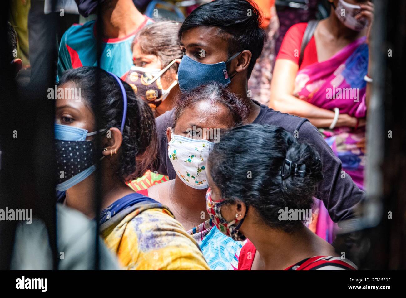 Les gens sont dans une longue file d'attente sans aucune distance sociale avant d'obtenir un test de Covid19 dans un kiosque de test à l'hôpital rural de Madhyamgram. Les tests Covid19 sont effectués partout en Inde pour dépister les patients infectés par la COVID19 afin de limiter le nombre croissant d'infections par la COVID19. Banque D'Images