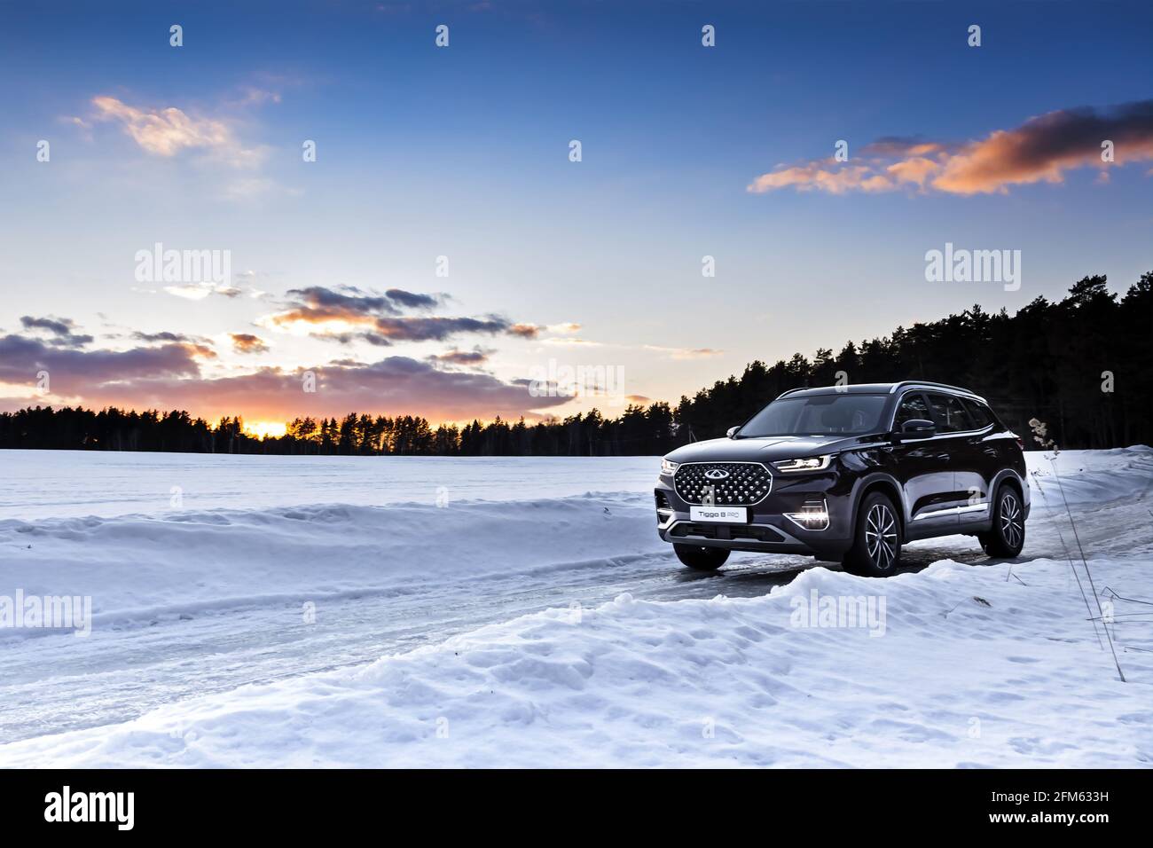 Moscou, Russie - 19 mars 2021 : Chery Tiggo 8 Pro plus UN SUV violet est stationné dans la forêt. Neige d'hiver. Dérive, grande voiture chinoise haut de gamme. Banque D'Images