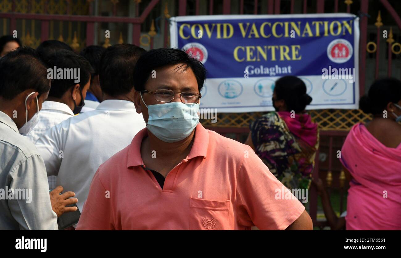 Assam, Inde. 6 mai 2021. Les citoyens indiens avec une couverture masque se tenant dans une longue file d'attente pour se faire vacciner contre le COVID-19 dans un centre de vaccination à la sous-division de Bokakhat dans le district de Golaghhat. Crédit : CIC de la majorité mondiale/Alamy Live News Banque D'Images