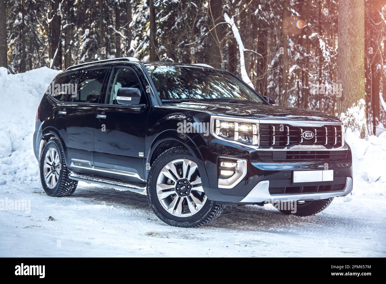 Moscou, Russie - 15 février 2021 : Kia Mohait 2021 SUV noir garés dans la forêt en hiver. Vue générale de la voiture depuis l'avant. Dérapage contrôlé dans les dérives. Banque D'Images