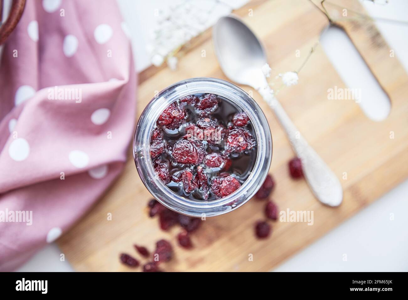 Produit de miel fermenté sain avec canneberges. Vue de dessus. Conservateur alimentaire. Concept de recette délicieuse. Nourriture anti-virale. Acide lactique, enzymes concept Banque D'Images