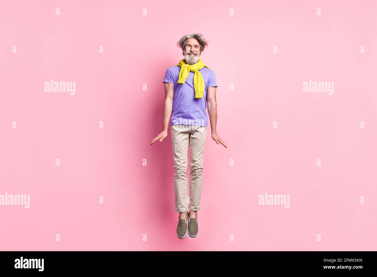 Photo du corps entier de l'homme mûr saut vers le haut ont le plaisir chandail à nouer excitée isolé sur fond pastel Banque D'Images