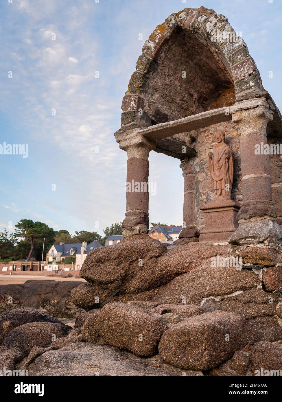 L'oratoire St Guirec à Ploumanach a été construit au XIIIe siècle. Il est inondé pendant la marée haute Banque D'Images