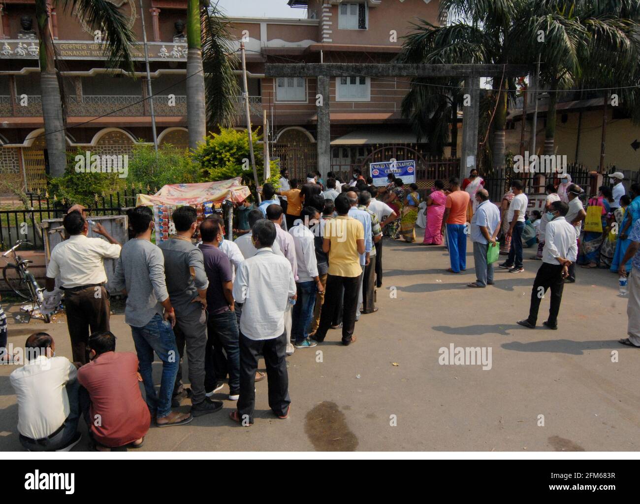 Assam, Inde. 6 mai 2021. Les citoyens indiens avec une couverture masque se tenant dans une longue file d'attente pour se faire vacciner contre le COVID-19 dans un centre de vaccination à la sous-division de Bokakhat dans le district de Golaghhat. Crédit : CIC de la majorité mondiale/Alamy Live News Banque D'Images