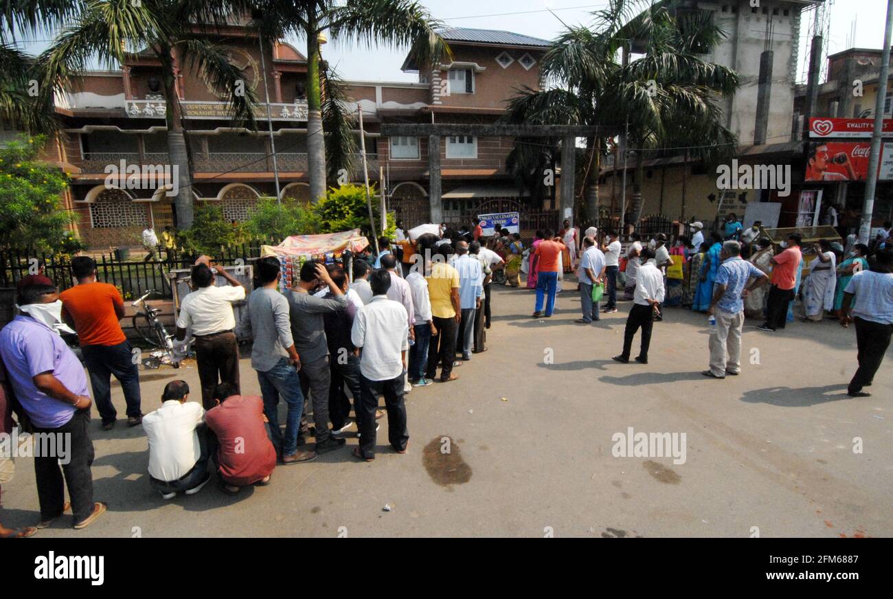 Assam, Inde. 6 mai 2021. Les citoyens indiens avec une couverture masque se tenant dans une longue file d'attente pour se faire vacciner contre le COVID-19 dans un centre de vaccination à la sous-division de Bokakhat dans le district de Golaghhat. Crédit : CIC de la majorité mondiale/Alamy Live News Banque D'Images