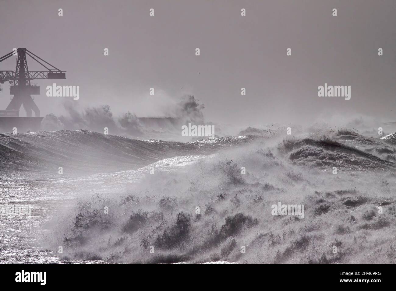 Leixoes port mur nord sous une forte tempête. Bleu ton. Banque D'Images