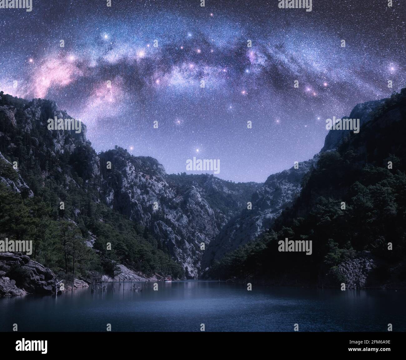 Chemin laiteux voûté et étoiles sur de belles montagnes et la mer Banque D'Images