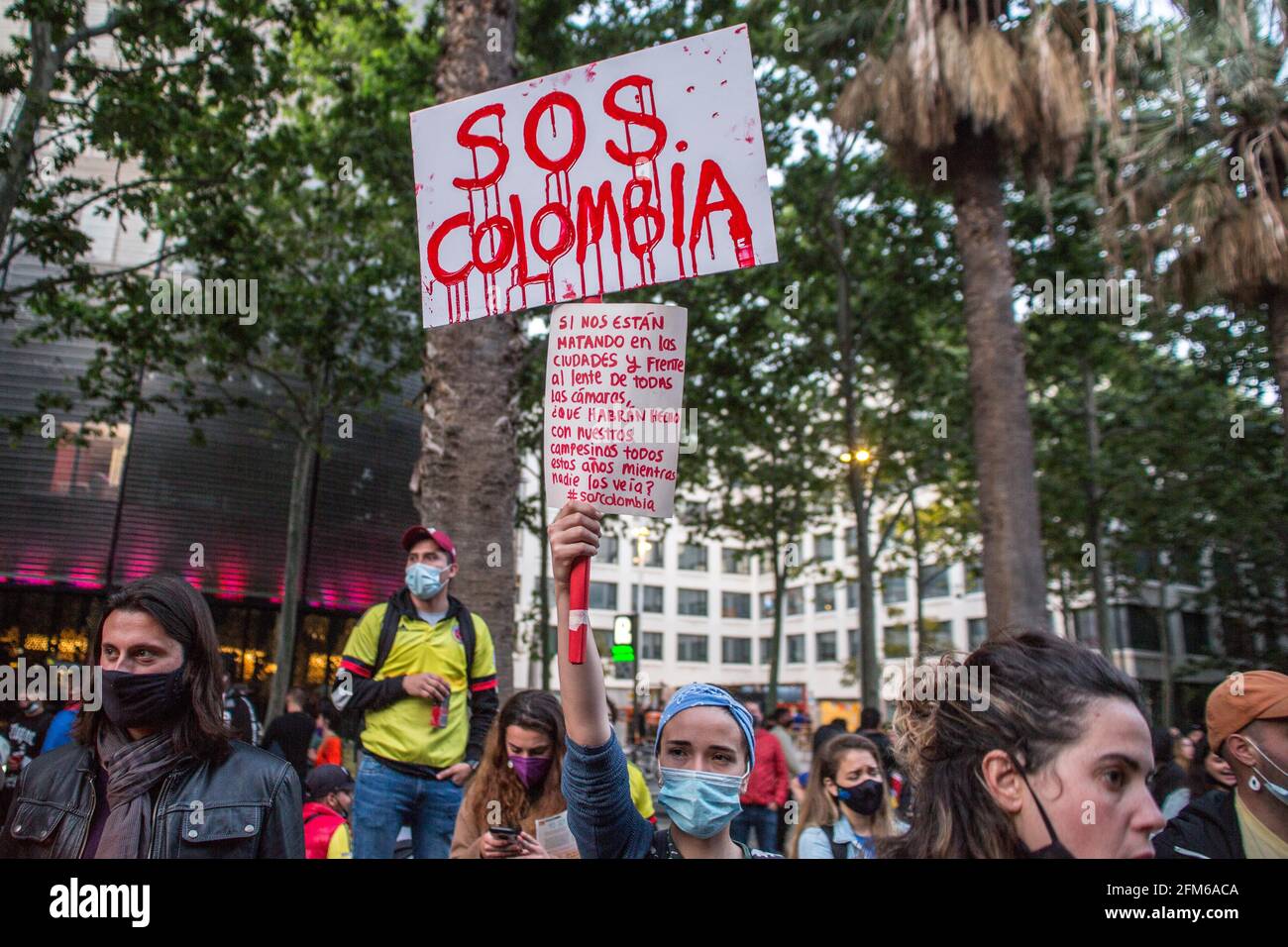 Barcelone, Catalogne, Espagne. 5 mai 2021. Le manifestant est vu avec un écriteau qui lit, SOS Colombie.environ 400 personnes, la plupart du temps de la communauté colombienne de Barcelone, ont manifesté un jour de plus en faveur de la ''grève civique indéfinie'', les manifestations qui ont rempli les villes de Colombie pendant des jours contre les politiques du Président Ivan Duque Marquez, Qui comprennent la réforme du travail, la réforme de la santé, la réforme des pensions et une demande de justice pour les près de mille cas d'abus de la police enregistrés au cours des marches de ces derniers jours. Credit: Thiago Prudencio/DAX/ZUMA Wire/Alay Live News Banque D'Images