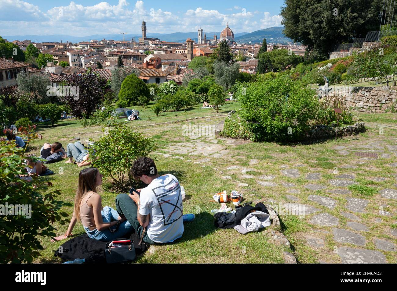 Les gens du Giardino delle Rose, assis sur la pelouse, un jour de printemps chaud. Banque D'Images