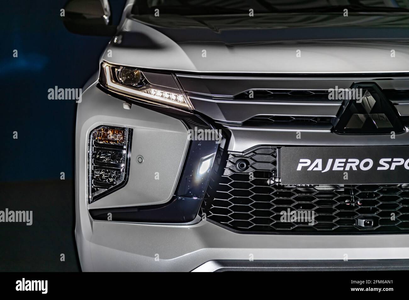 Moscou, Russie - 17 février 2021 : tout nouveau Mitsubishi Pajero Sport. Détails. Gros plan de ..phares à LED, pare-chocs, capot, grille de radiateur, feux arrière, ailes latérales, rétroviseurs. Banque D'Images