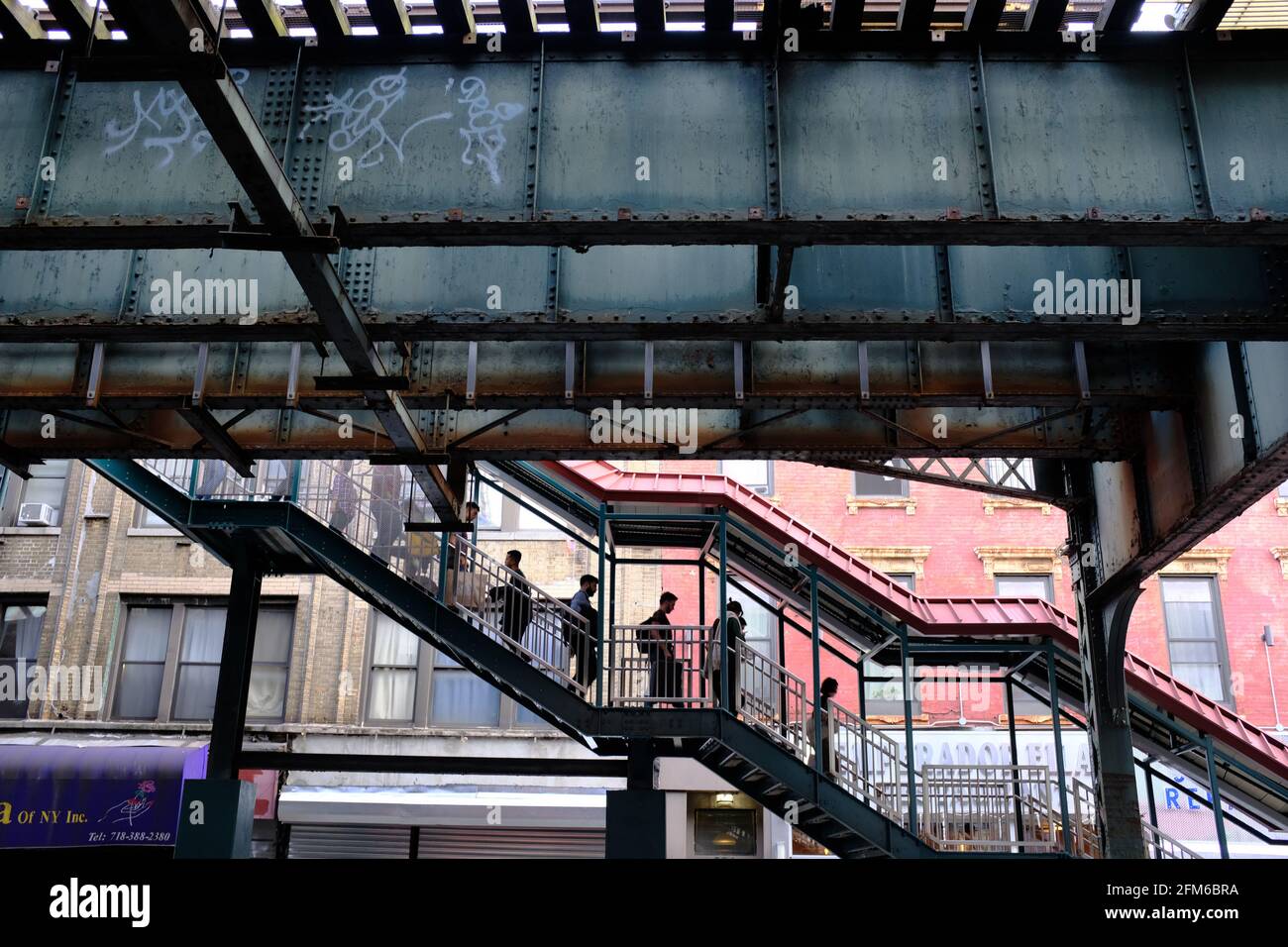 Passagers sur l'escalier à la station de métro élevée M.J.Z À Williamsburg.Brooklyn.New York City.USA Banque D'Images