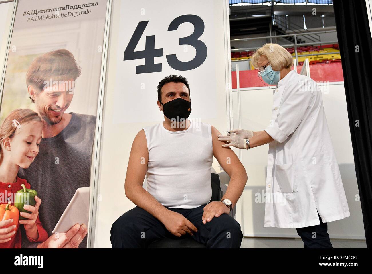 Skopje, Macédoine du Nord. 6 mai 2021. Le 6 mai 2021, le Premier ministre Zoran Zaev reçoit une dose du vaccin sinopharm de la Chine à Skopje, en Macédoine du Nord. Crédit : Tomislav Georgiev/Xinhua/Alay Live News Banque D'Images