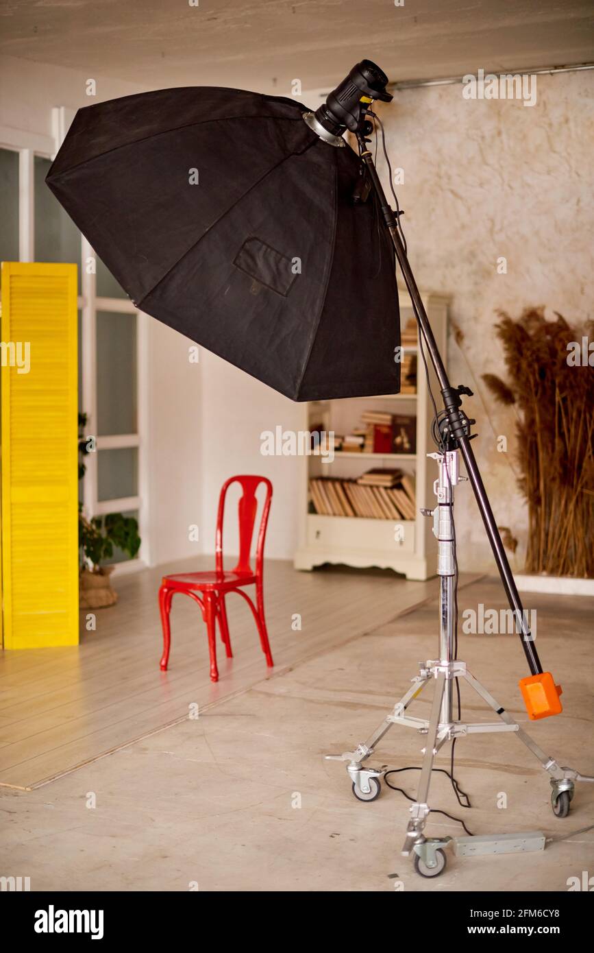 environnement de travail dans un studio de photo. grand octobox et intérieur pour le portrait à la maison Banque D'Images