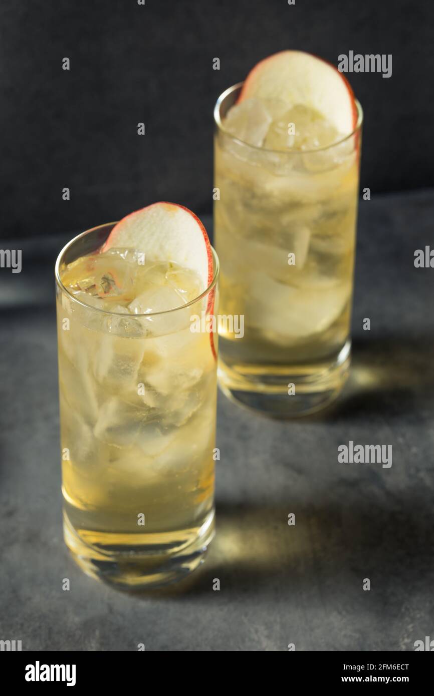 Un cocktail de pommes tonique et Calvados rafraîchissant dans un haut-ballon Verre Banque D'Images