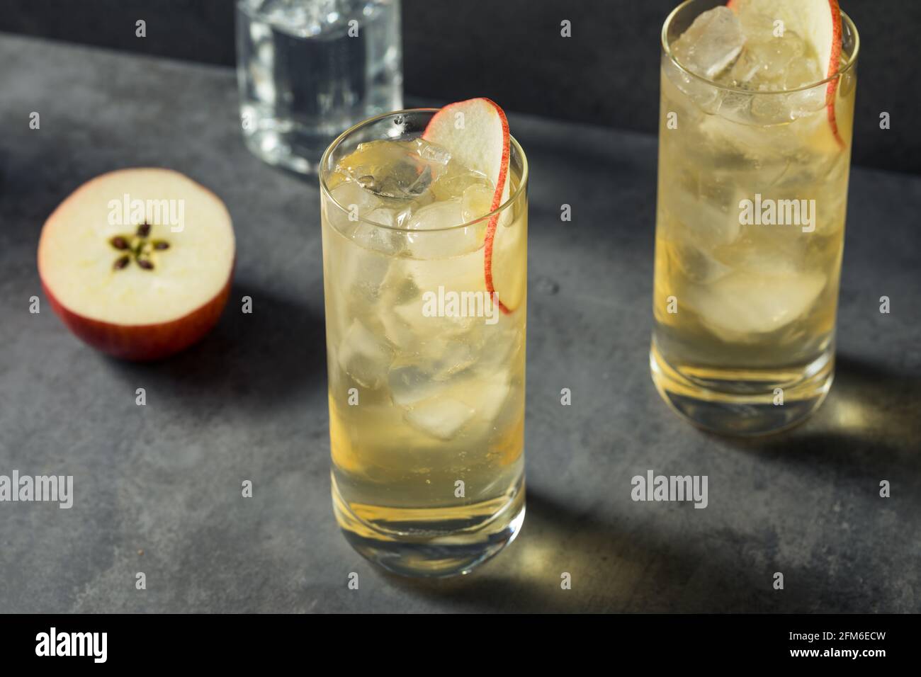 Un cocktail de pommes tonique et Calvados rafraîchissant dans un haut-ballon Verre Banque D'Images