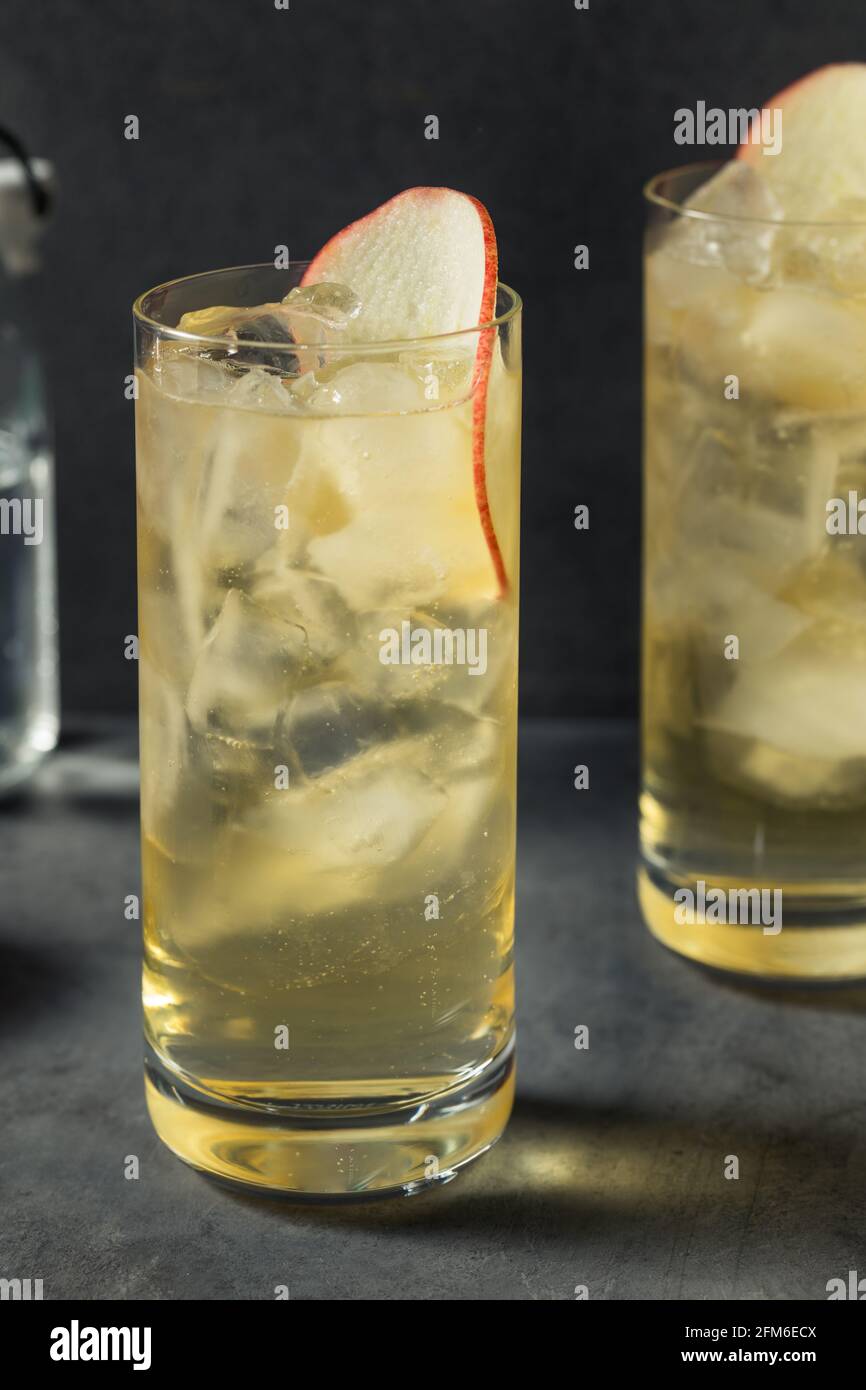 Un cocktail de pommes tonique et Calvados rafraîchissant dans un haut-ballon Verre Banque D'Images