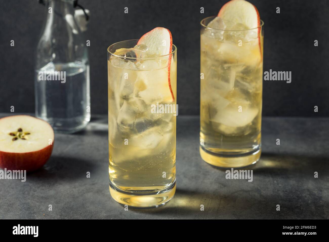 Un cocktail de pommes tonique et Calvados rafraîchissant dans un haut-ballon Verre Banque D'Images