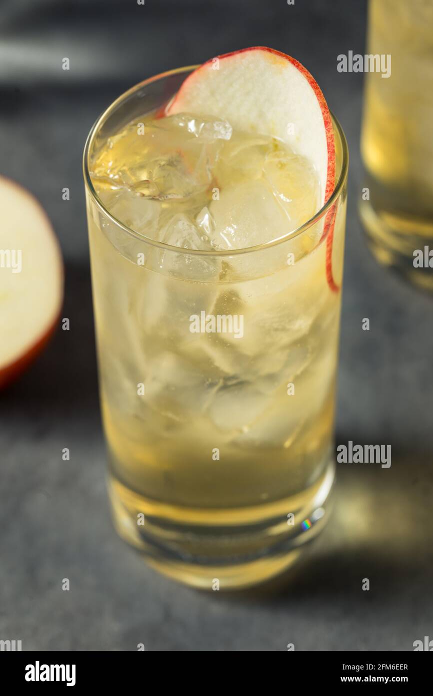 Un cocktail de pommes tonique et Calvados rafraîchissant dans un haut-ballon Verre Banque D'Images