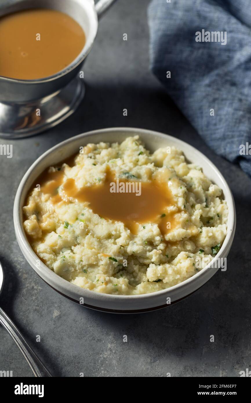 Purée de pommes de terre crémeuse maison saine avec sauce et beurre Banque D'Images