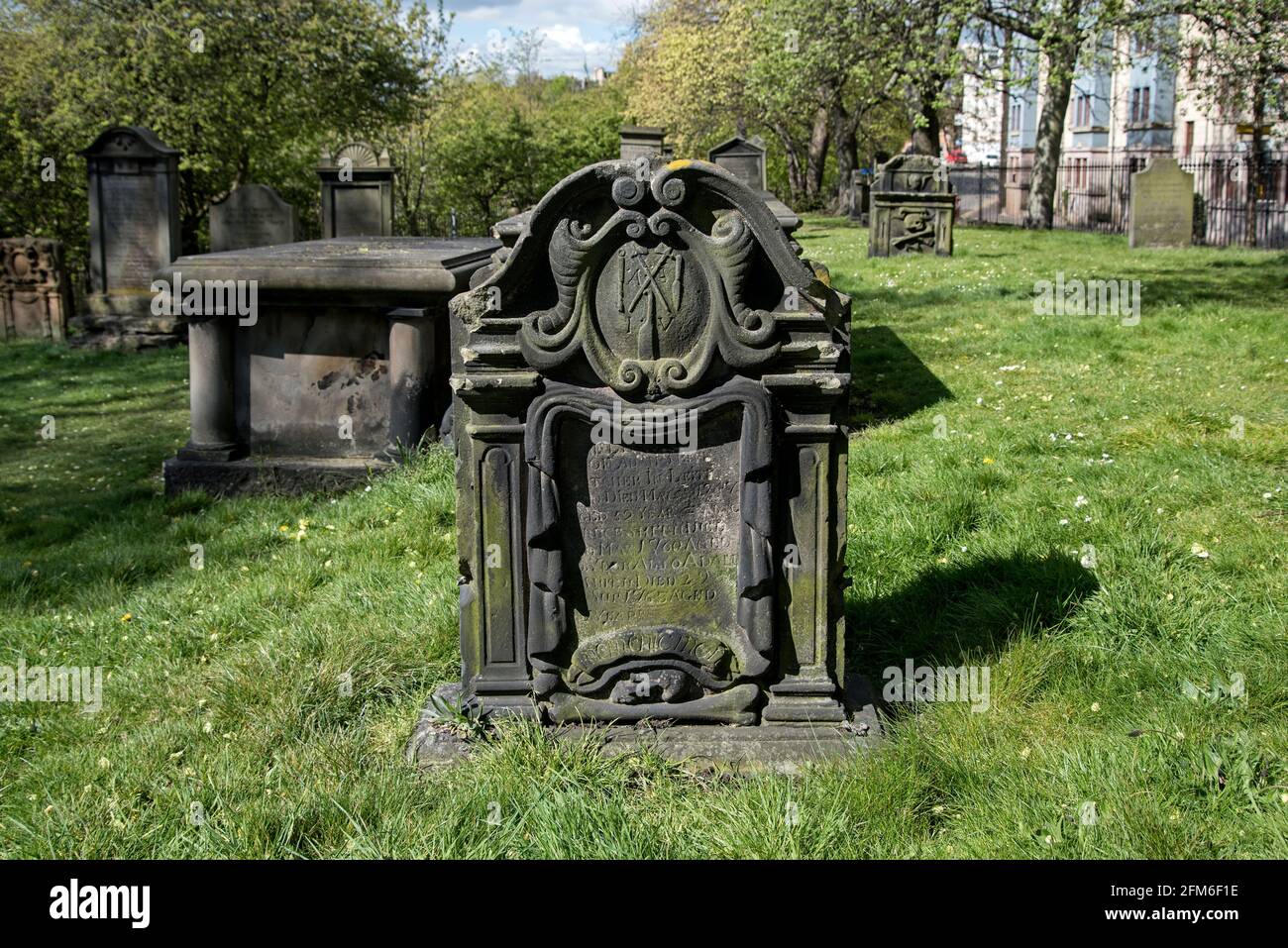 Pierre d'amont du XVIIIe siècle dans le nord de Leith Burial Ground, Édimbourg, Écosse, Royaume-Uni. Banque D'Images Pierre d'amont du XVIIIe siècle dans le nord de Leith Burial Ground, Édimbourg, Écosse, Royaume-Uni. Banque D'Images