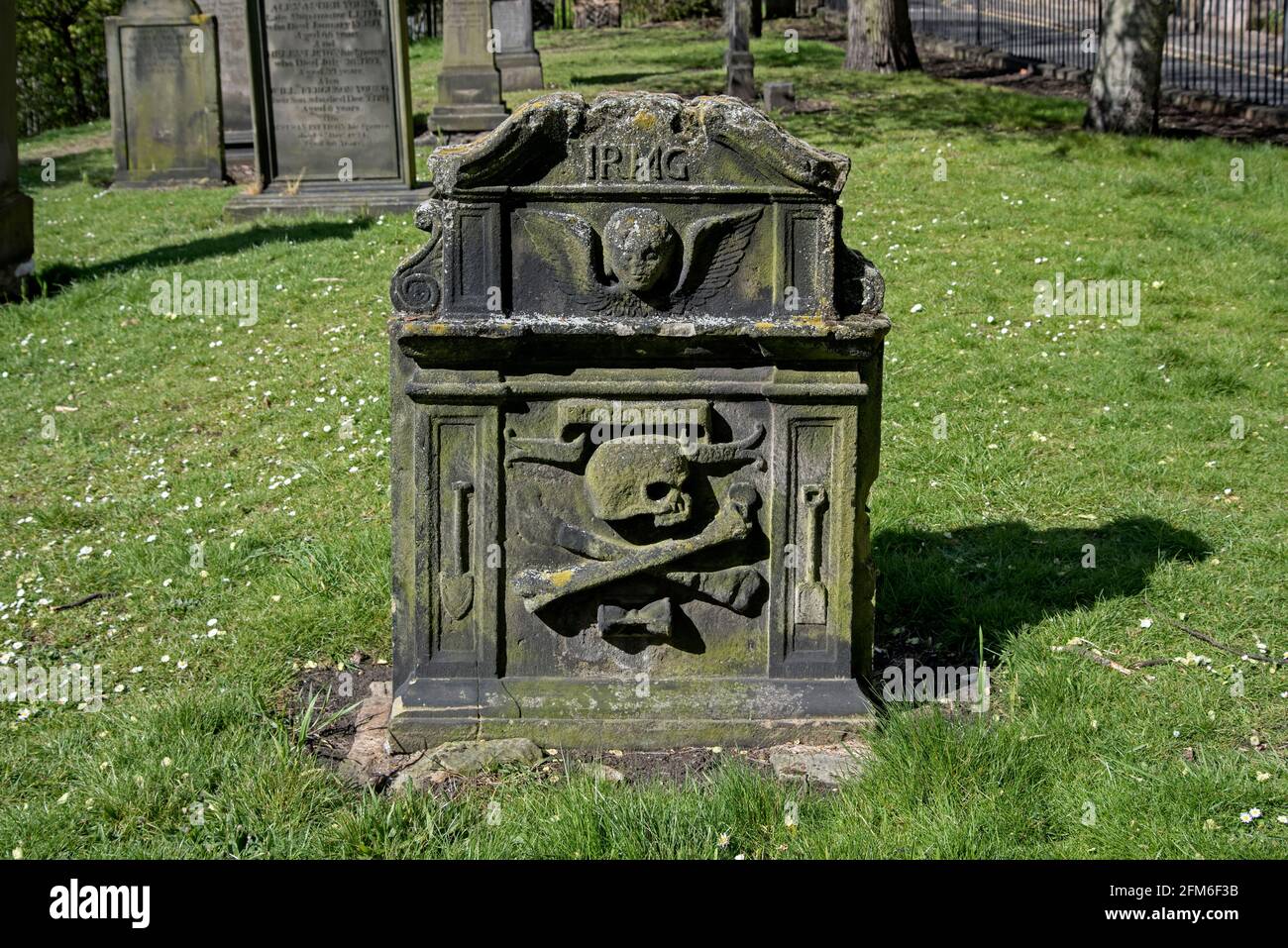 Pierre d'amont du XVIIIe siècle dans le nord de Leith Burial Ground, Édimbourg, Écosse, Royaume-Uni. Banque D'Images Pierre d'amont du XVIIIe siècle dans le nord de Leith Burial Ground, Édimbourg, Écosse, Royaume-Uni. Banque D'Images