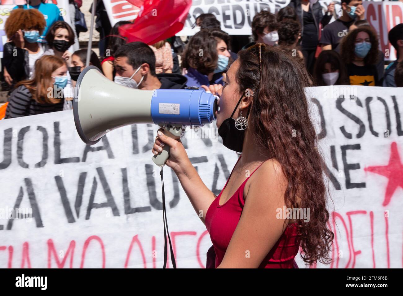 Rome, Italie. 06e mai 2021. L'étudiant parle lors de la manifestation à Rome devant le Ministère de l'éducation (photo par Matteo Nardone/Pacific Press/Sipa USA) crédit: SIPA USA/Alay Live News Banque D'Images