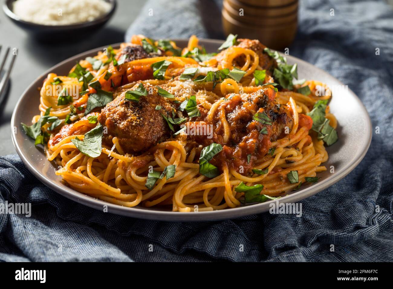 Spaghetti maison et boulettes de dinde avec sauce tomate de basilic Banque D'Images