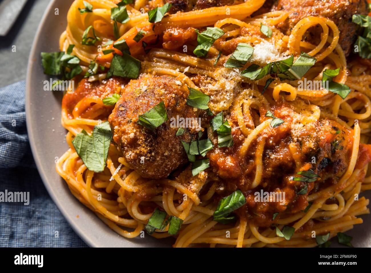 Spaghetti maison et boulettes de dinde avec sauce tomate de basilic Banque D'Images
