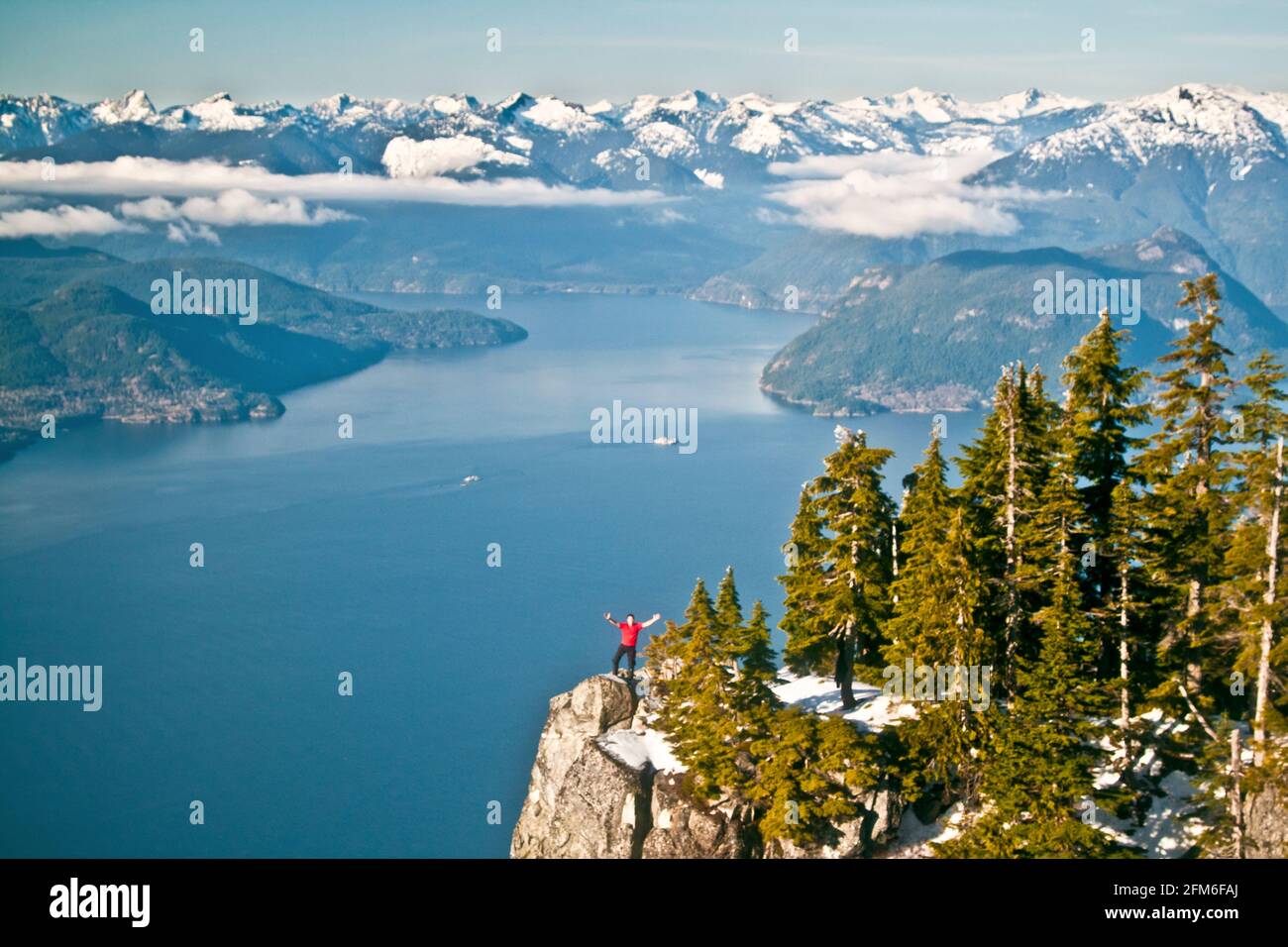 Homme debout sur une falaise au sommet de Saint Marks, Vancouver, C.-B. Banque D'Images
