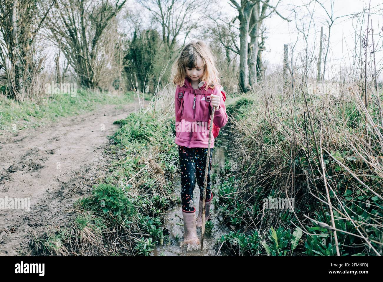 jeune fille marchant dans un ruisseau explorant tout en faisant de la randonnée Le Royaume-Uni Banque D'Images
