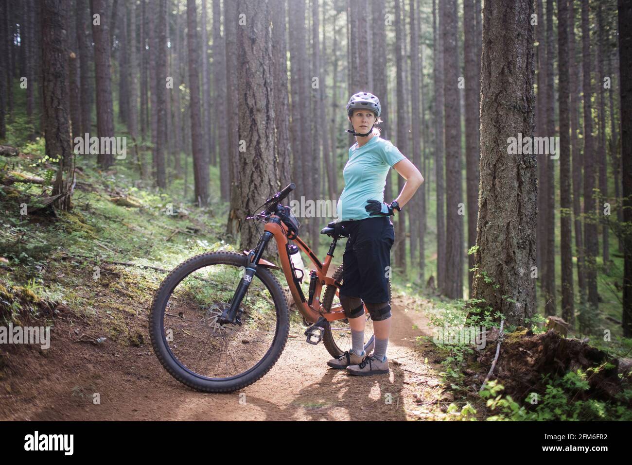 Une jeune femme enceinte aime faire du vélo tout terrain dans la gorge du  fleuve Columbia, en Oregon Photo Stock - Alamy