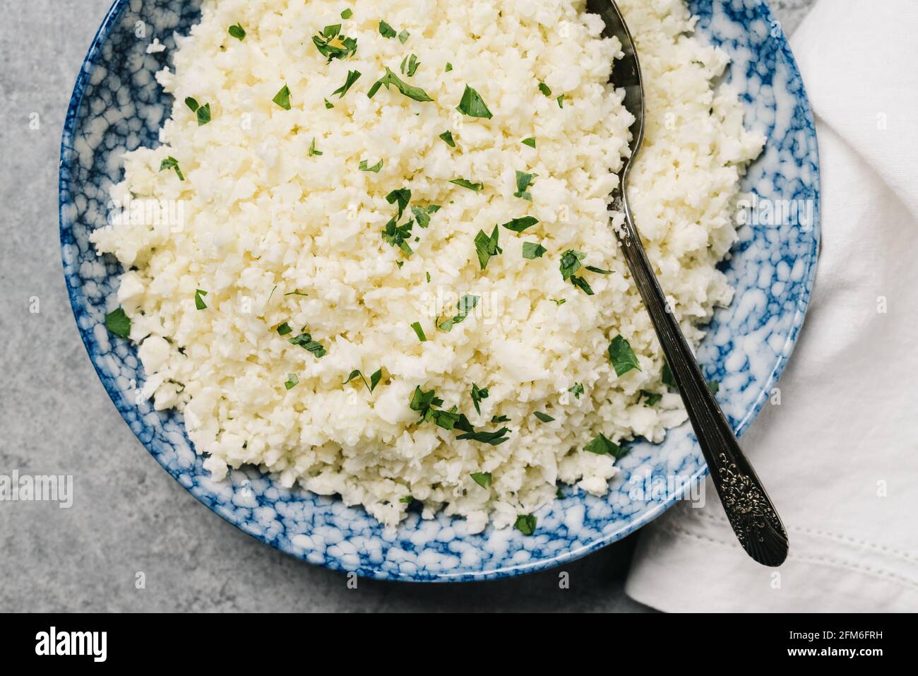 Bol de riz au chou-fleur dans un bol Banque D'Images