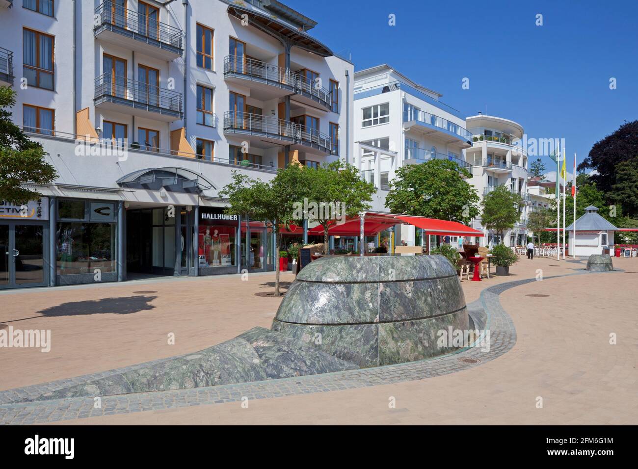 Promenade avec boutiques et appartements à Timmendorfer Strand / Plage Timmendorf le long de la mer Baltique, Ostholstein, Schleswig-Holstein, Allemagne Banque D'Images