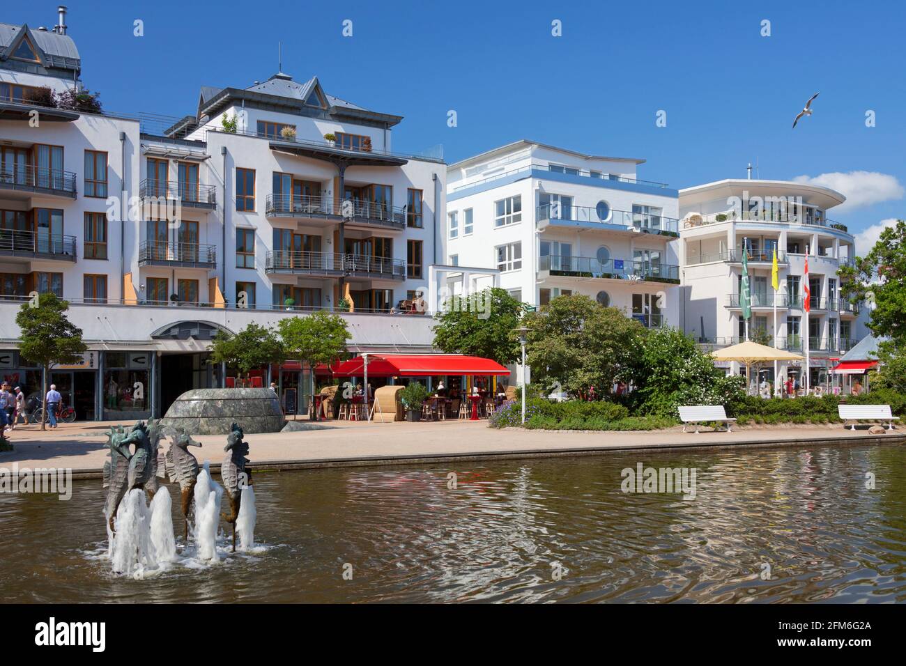 Promenade avec boutiques et appartements à Timmendorfer Strand / Plage Timmendorf le long de la mer Baltique, Ostholstein, Schleswig-Holstein, Allemagne Banque D'Images