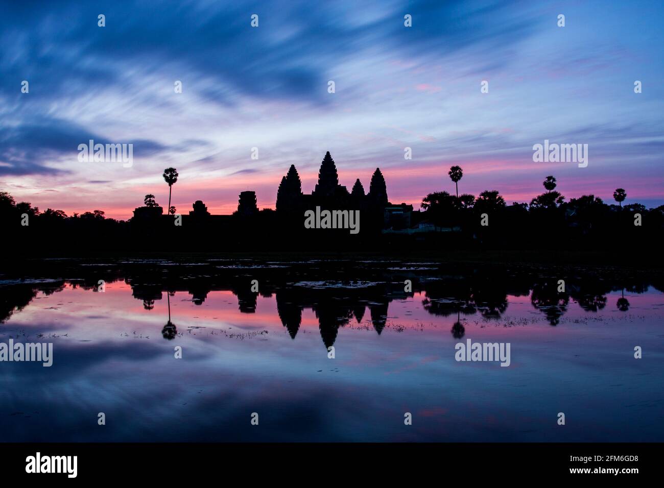 Le temple d'Angkor Wat attend la montée du soleil Banque D'Images