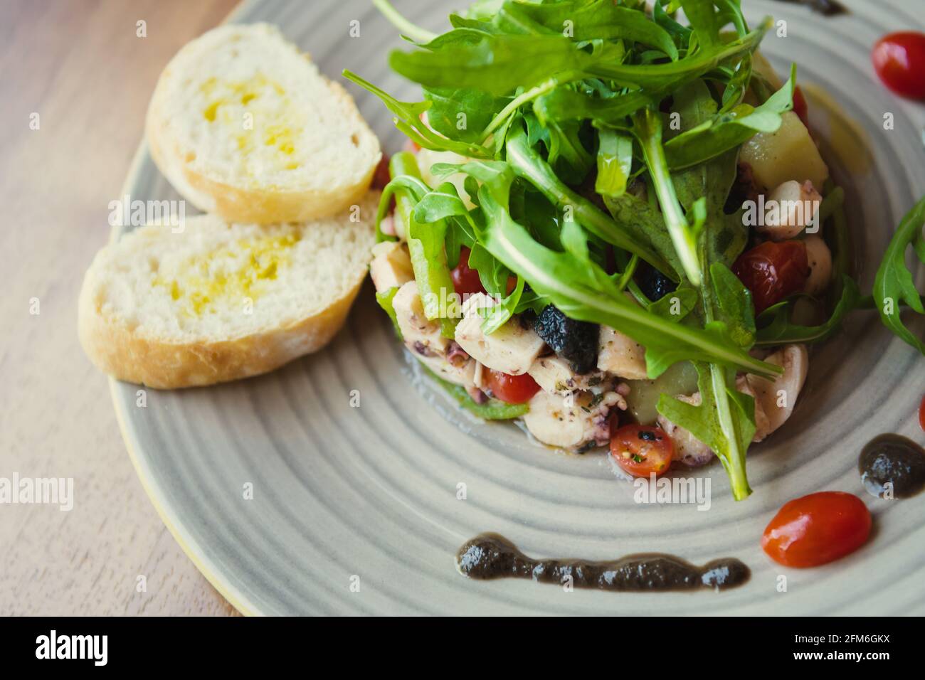 Salade de légumes gastronomique sur une table en bois par beau temps. Régime du restaurant Banque D'Images
