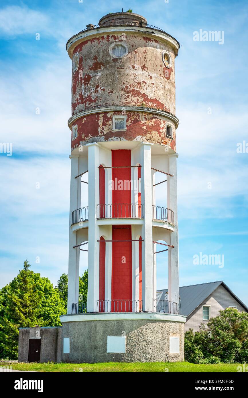 Un des symboles les plus insolites de la ville de Kohtla-Järve est une ancienne tour d'eau faite sous la forme d'une lampe de mineur. Kohtla-Järve, comté d'Ida-Viru, Estonie Banque D'Images