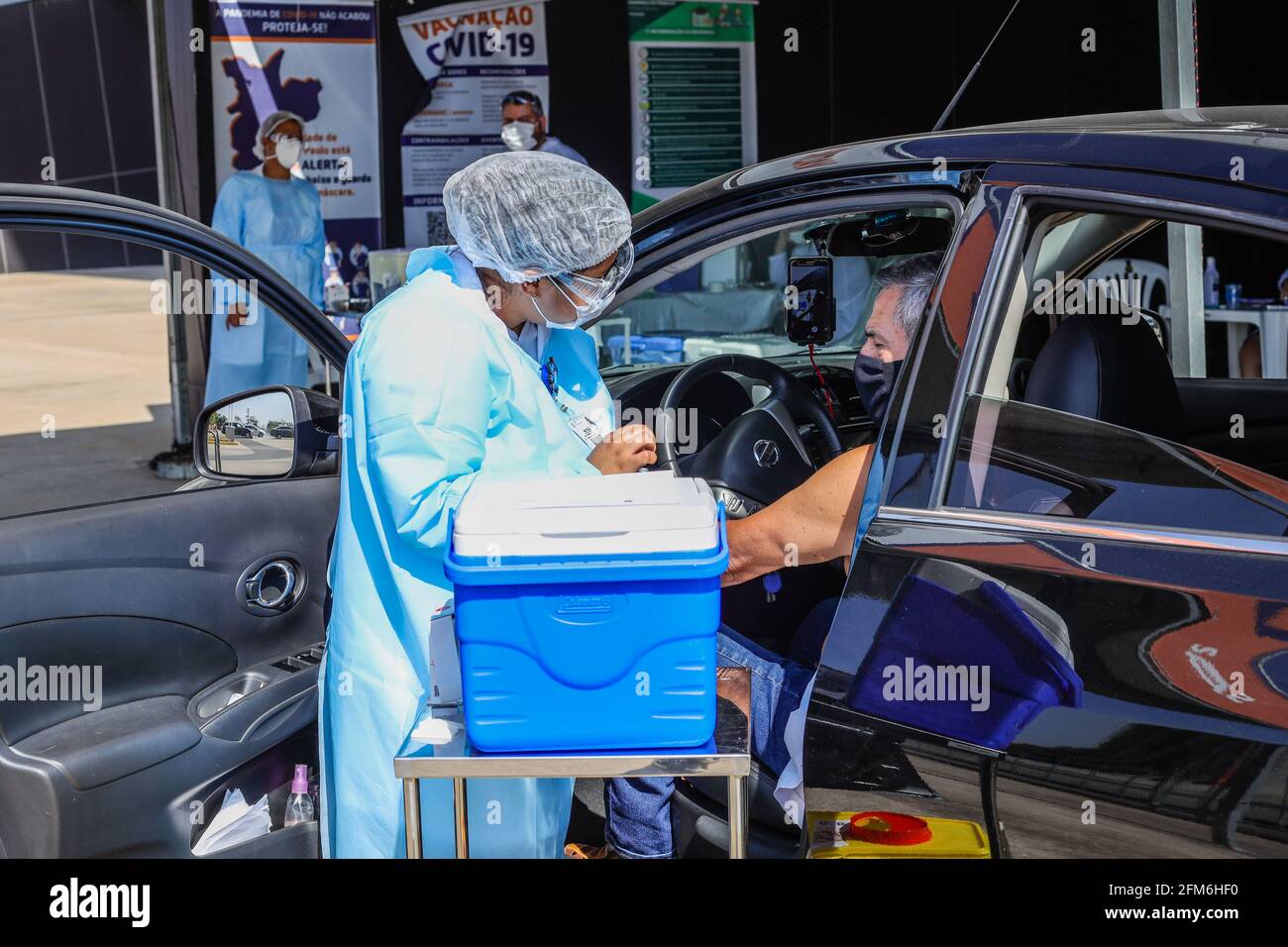 Sao Paulo, Brésil. 6 2021 mai : conduire dans le drive du stade Neo Química Arena de São Paulo pour appliquer la première dose du vaccin Oxford/AstraZeneca, de la Fondation Oswaldo Cruz (Fiocruz) contre une pandémie de coronavirus COVID-19 pour les personnes âgées de 60 ans et plus le 6 2021 mai (photo : Vanessa Carvalho/Brésil photo Press) Credit: Brésil photo Press/Alay Live News Banque D'Images