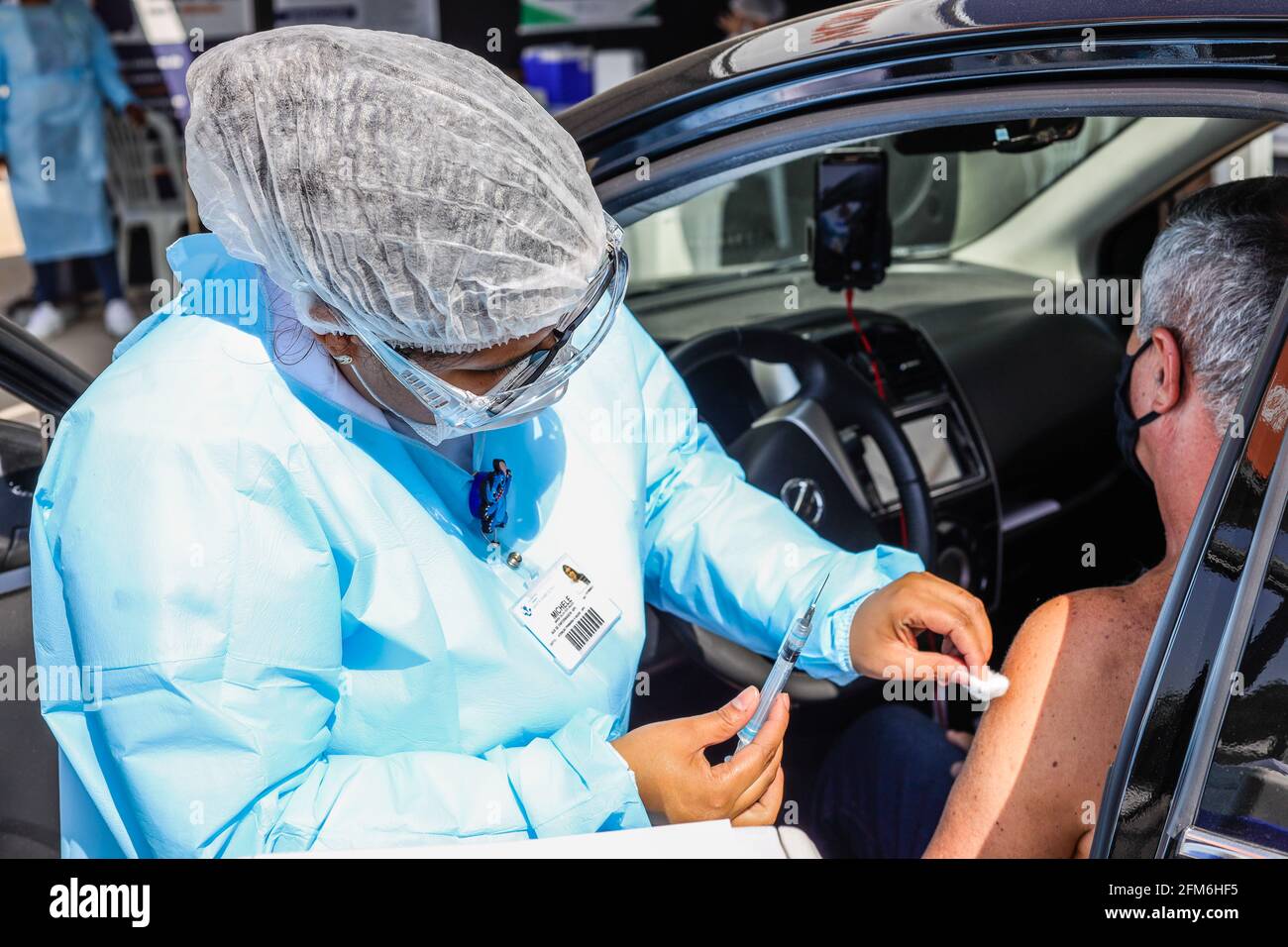 Sao Paulo, Brésil. 6 2021 mai : conduire dans le drive du stade Neo Química Arena de São Paulo pour appliquer la première dose du vaccin Oxford/AstraZeneca, de la Fondation Oswaldo Cruz (Fiocruz) contre une pandémie de coronavirus COVID-19 pour les personnes âgées de 60 ans et plus le 6 2021 mai (photo : Vanessa Carvalho/Brésil photo Press) Credit: Brésil photo Press/Alay Live News Banque D'Images